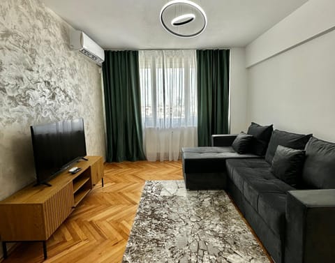 TV and multimedia, Living room, Seating area, Evening entertainment, air conditioner