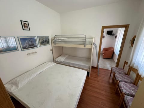 Bed, Photo of the whole room, bunk bed