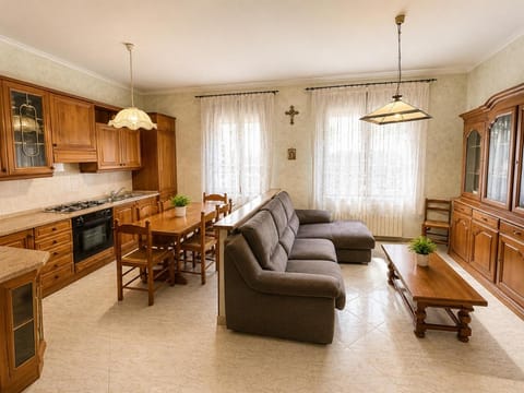TV and multimedia, Kitchen or kitchenette, Living room, Dining area, microwave