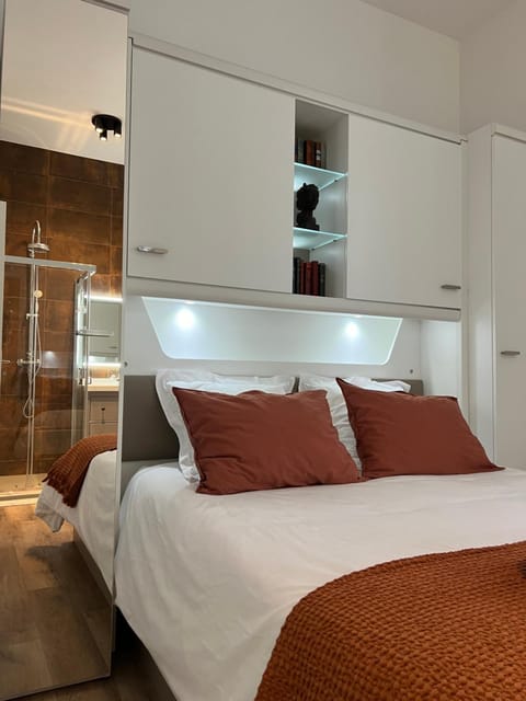 Bed, Bathroom, Photo of the whole room, Bedroom, wardrobe