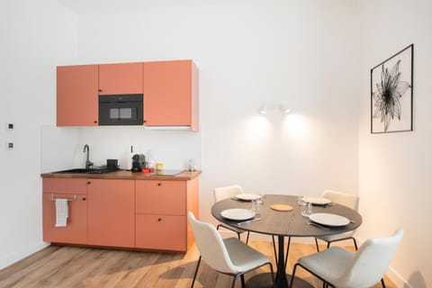 Kitchen or kitchenette, Dining area, stove