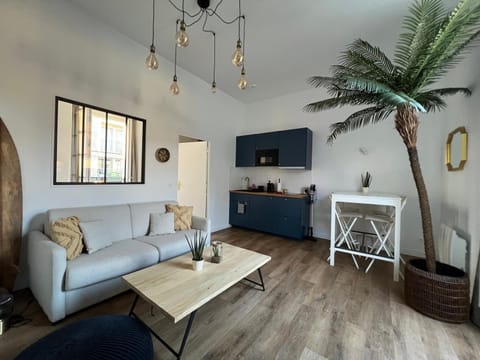 Kitchen or kitchenette, Living room, Seating area, Dining area, kitchen