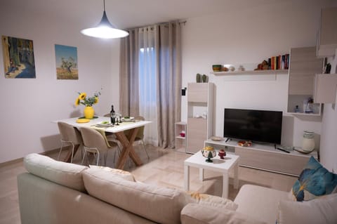 TV and multimedia, Living room, Seating area, Dining area