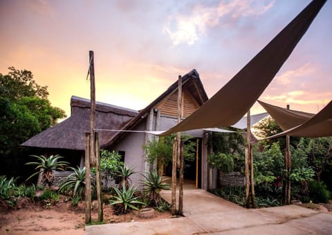 Property building, Facade/entrance, Day, Garden, Garden view