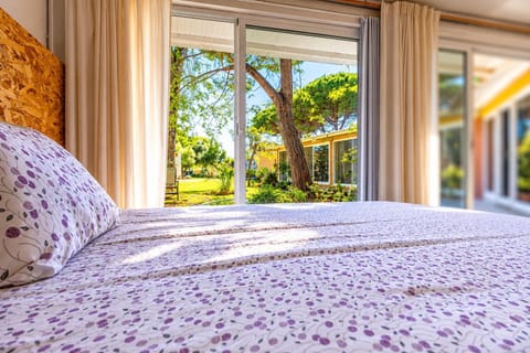 Bed, Garden view