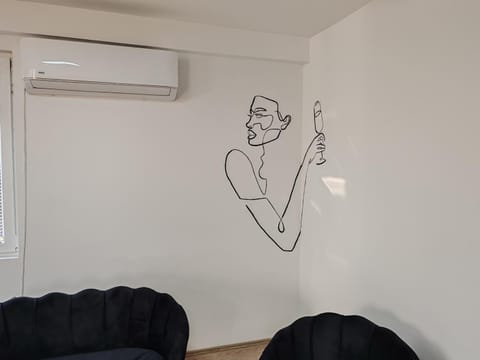 Decorative detail, fireplace, internet, air conditioner