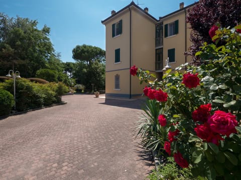 Property building, Nearby landmark, Staff, Facade/entrance, Spring, Day, Night, Property logo or sign, Winter, Summer, Garden, Floor plan, Beach, Beach, Autumn, On site, Area and facilities, Seasons, Sunrise, Sunset, Open Air Bath, Family