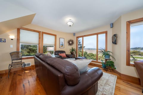 Siletz Bay Beach House House in Lincoln Beach