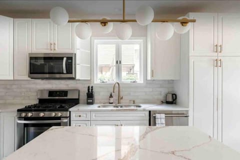 NEW! Spacious Art Deco Modern 5 BD/3BA Condo Apartment in Chicago