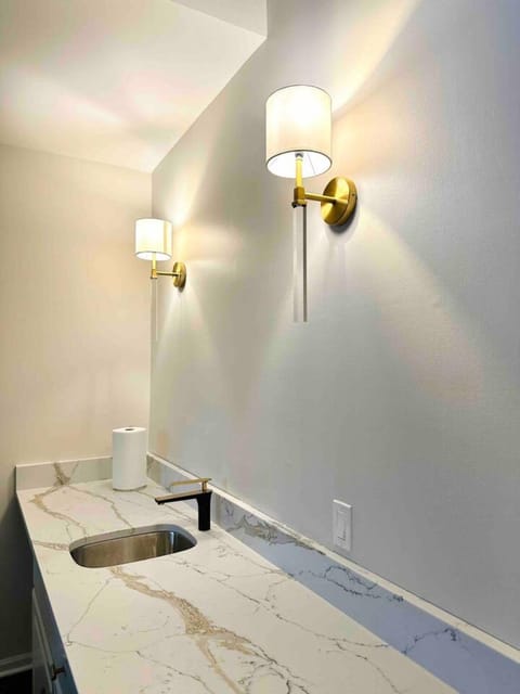 NEW! Spacious Art Deco Modern 5 BD/3BA Condo Apartment in Chicago