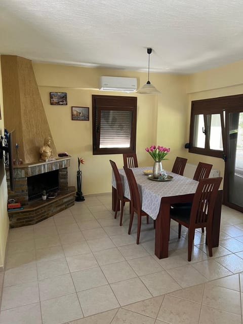 Dining area, fireplace