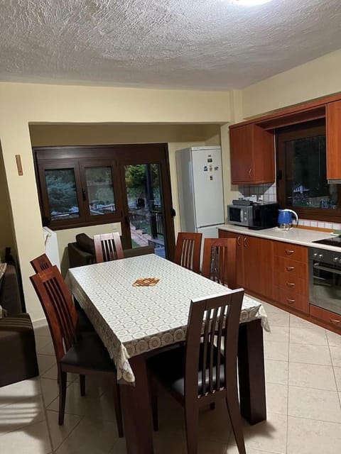 Kitchen or kitchenette, minibar