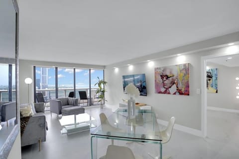 TV and multimedia, Balcony/Terrace, Living room, Seating area, Dining area