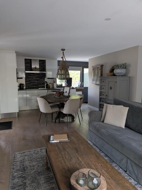 Kitchen or kitchenette, Living room, Seating area, Dining area