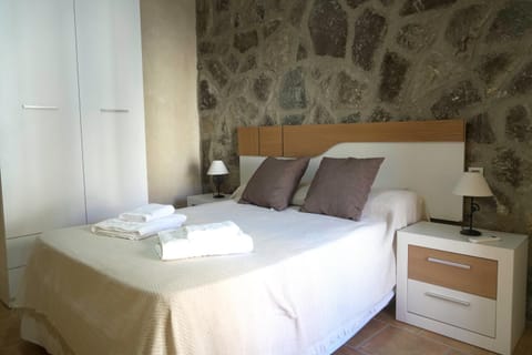 furniture, storage, towels, air conditioner