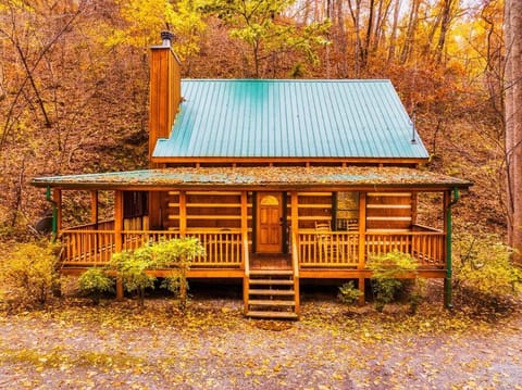 Our Deer Hideout - Couples retreat, hot tub, foosball, arcade House in Pigeon Forge
