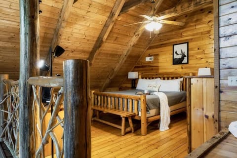 Our Deer Hideout - Couples retreat, hot tub, foosball, arcade House in Pigeon Forge