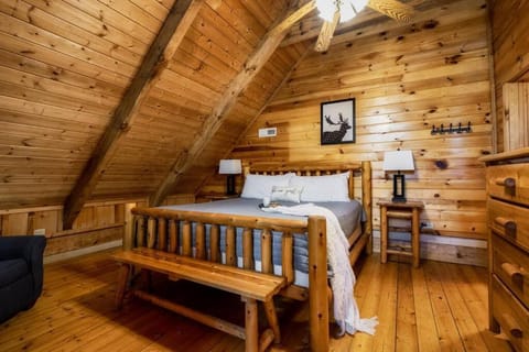 Our Deer Hideout - Couples retreat, hot tub, foosball, arcade House in Pigeon Forge