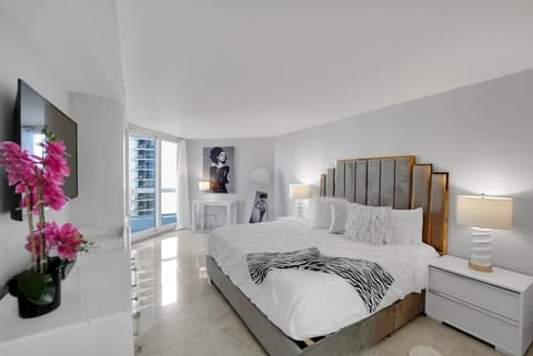 Bed, TV and multimedia, Seating area, Bedroom, towels