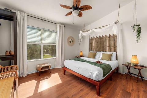 Bali Bliss at Oaks - Full Kitchen , Near I75 House in Gainesville