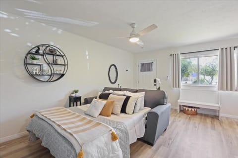 The YinYang - King Bed , Workspace , Full Kitchen House in Gainesville