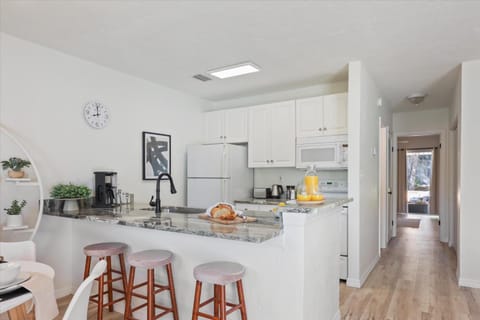 The YinYang - King Bed , Workspace , Full Kitchen House in Gainesville