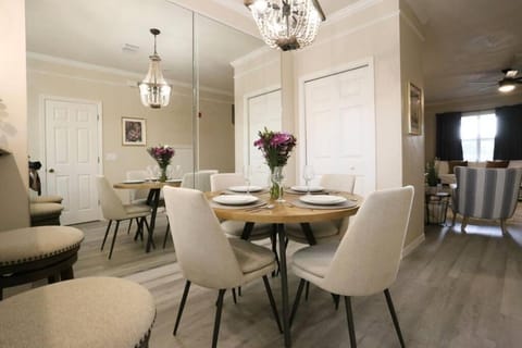 Stylish Sanctuary King Beds Upscale Condo House in Gainesville