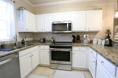 Stylish Sanctuary King Beds Upscale Condo House in Gainesville