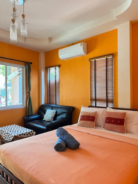 Bed, Seating area, air conditioner
