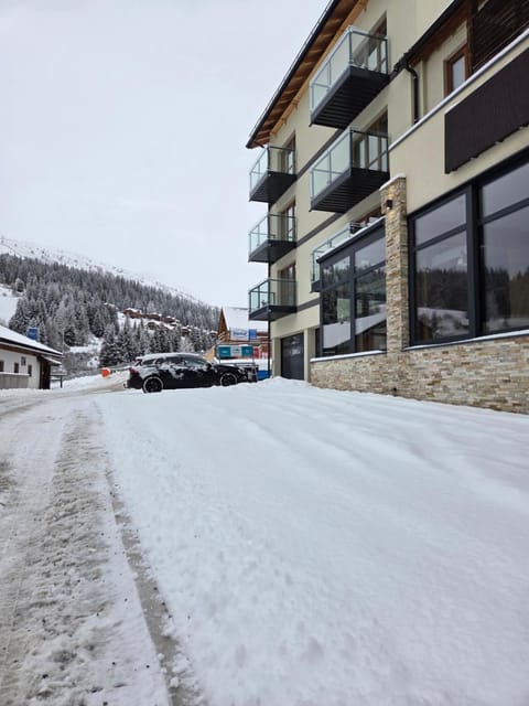 Property building, Neighbourhood, Natural landscape, Winter, Mountain view, Street view, Parking