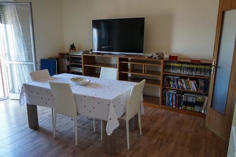 Communal lounge/ TV room, Library, TV and multimedia, Living room, Seating area, Dining area, Evening entertainment