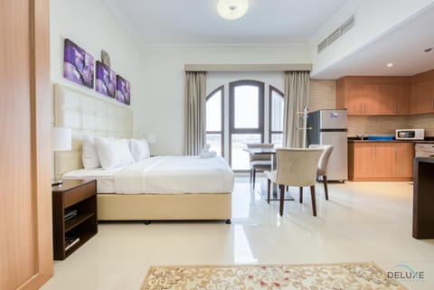 Bed, Kitchen or kitchenette, Dining area