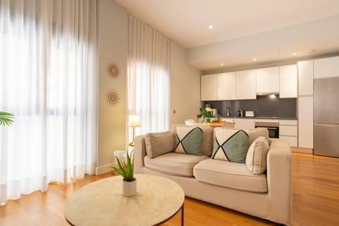 TV and multimedia, Kitchen or kitchenette, Living room, Seating area, Dining area, microwave, oven, stove, toaster, air conditioner