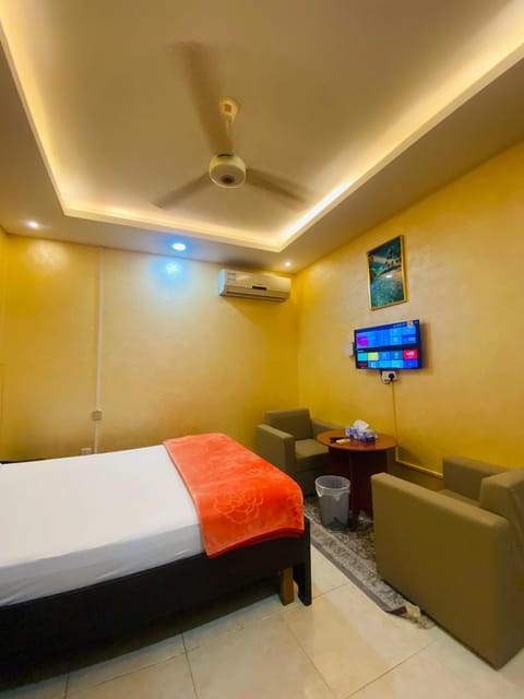 Bed, TV and multimedia, Photo of the whole room, Seating area, Bedroom, air conditioner