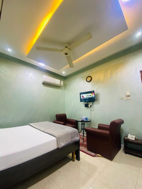 Bed, Photo of the whole room, Seating area, Bedroom, air conditioner