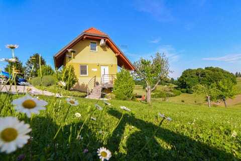 Property building, Patio, Patio, Facade/entrance, Neighbourhood, BBQ facilities, BBQ facilities, Children play ground, Garden, Balcony/Terrace, Balcony/Terrace, Garden view, Garden view, Landmark view, Mountain view, Area and facilities, Inner courtyard view, Parking