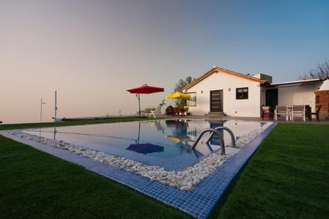 Property building, Garden, Swimming pool, sunbed
