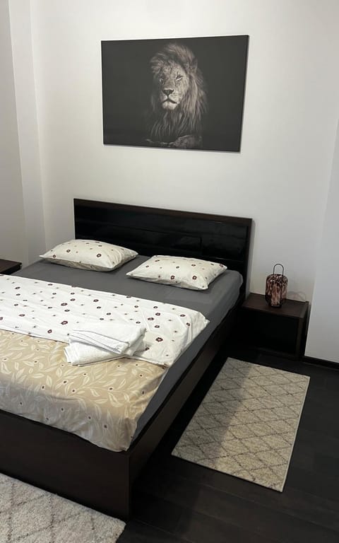 Bed, Decorative detail, Bedroom, towels