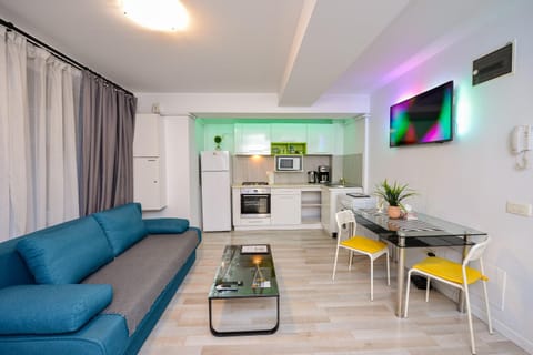 TV and multimedia, Kitchen or kitchenette, Living room, Seating area