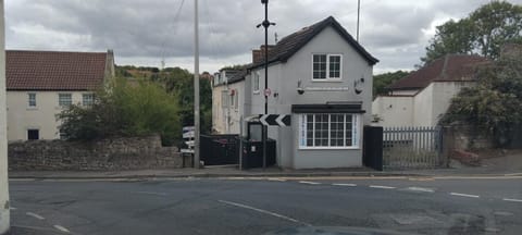 Little House On The Hill Walks Castle Restaurants 2 mins away House in England