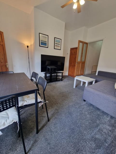 Communal lounge/ TV room, TV and multimedia, Living room, Seating area, Dining area, Evening entertainment, heating, internet