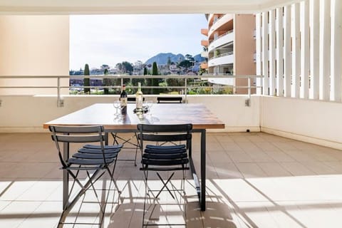 Patio, View (from property/room), Balcony/Terrace, Dining area, Garden view, Landmark view, Mountain view