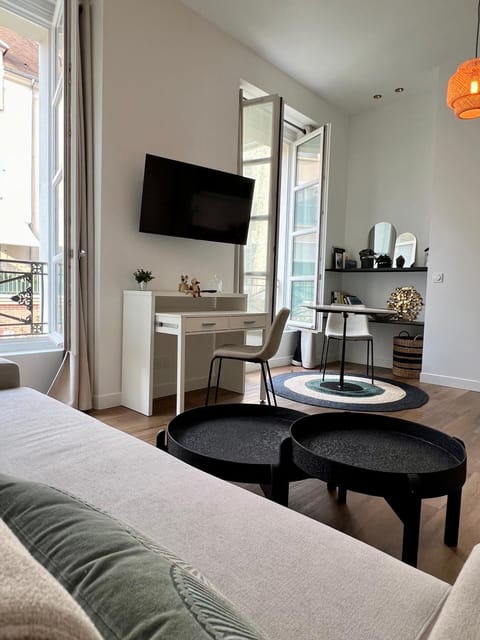 TV and multimedia, Coffee/tea facilities, Kitchen or kitchenette, Living room, Photo of the whole room, Seating area, Dining area