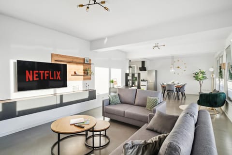 Communal lounge/ TV room, TV and multimedia, Living room, Seating area, Dining area, Evening entertainment