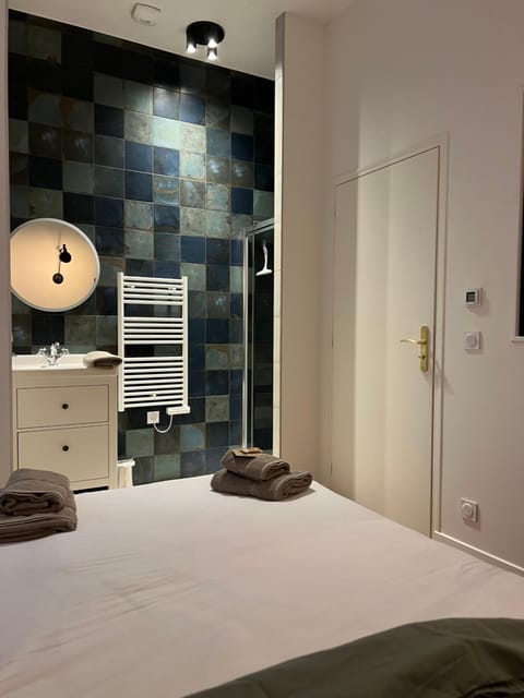 Bed, Bathroom, Photo of the whole room, Bedroom, towels