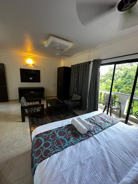 Communal lounge/ TV room, Bed, TV and multimedia, View (from property/room), Balcony/Terrace, Living room, Photo of the whole room, Seating area, Dining area, Evening entertainment, Bedroom, fireplace, air conditioner