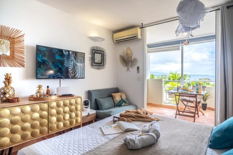 Bed, Natural landscape, TV and multimedia, View (from property/room), Balcony/Terrace, Photo of the whole room, air conditioner