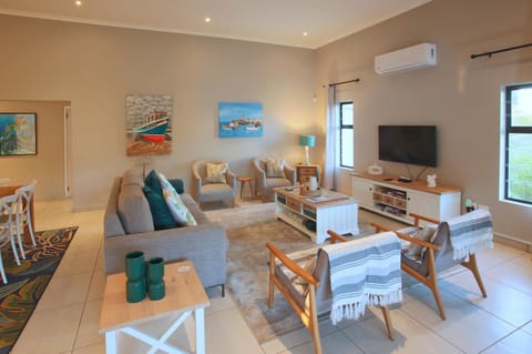 Communal lounge/ TV room, TV and multimedia, Living room, Decorative detail, Seating area