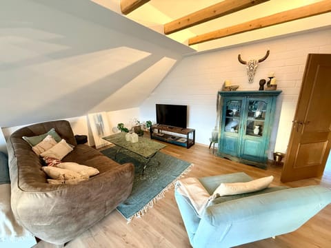 Communal lounge/ TV room, TV and multimedia, Living room, Seating area, Evening entertainment