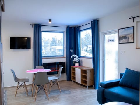 TV and multimedia, Living room, Seating area, Dining area